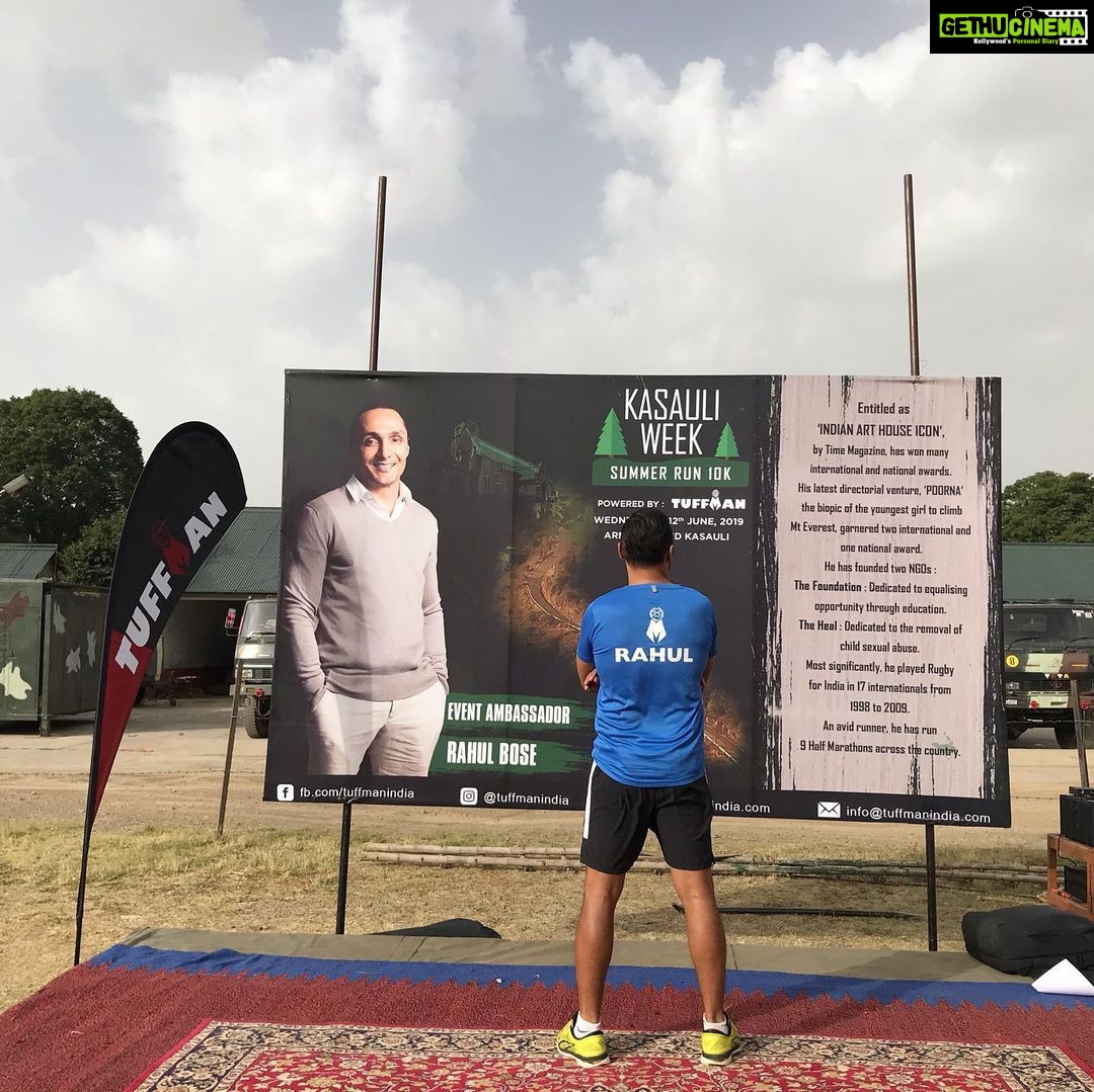 Rahul Bose Instagram - Very proud to flag off the #KasauliSummerRun this morning, organised by #Tuffman And gazing at the backdrop wondering if I will ever be this tall. 🙄 Thanks Brig. Vikram Sharma for this honour. And congratulations on a beautifully organised event. #Kasauli #RunningAtHome #memoriesofmountainsummers