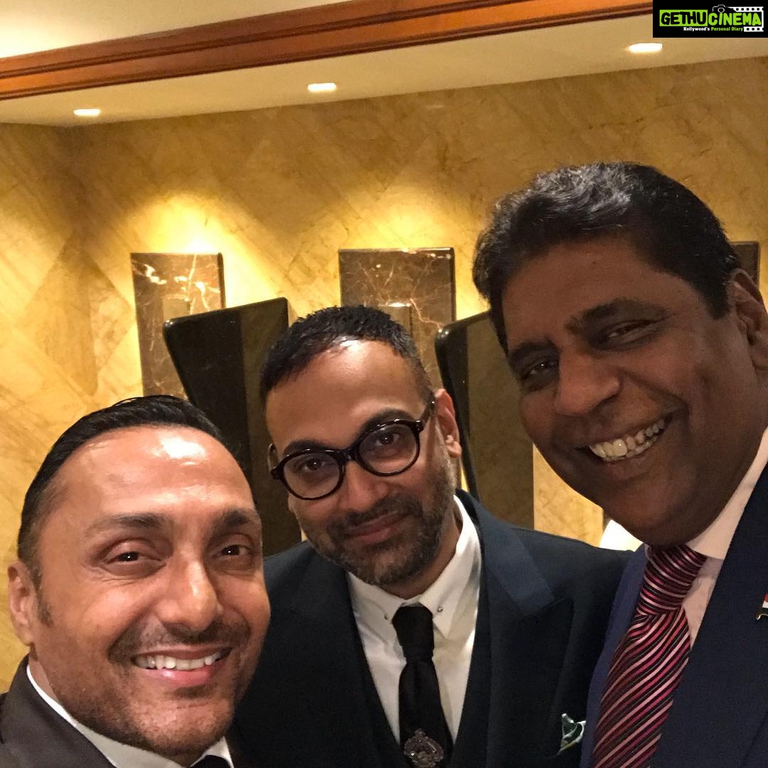 Rahul Bose Instagram - And so this happened last night @gqindia #MenOfTheYear do : Met the legend #VijayAmritraj and the peerless @chekurriengq in the restroom πͺπΎ and then sat with @nawazuddin._siddiqui during the awards (not in the restroom). Congratulations #TeamGQ Your cap runneth over with feathers.