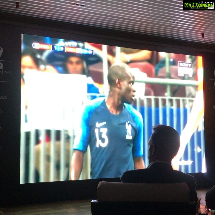 Rahul Bose Instagram - Watching the #fifaworldcup2018 #final hosted by @gqindia #GentlemansClub at #TheA Watching with @adsingholive @junelia_aguiar The only way to do great sporting events? With close friends.