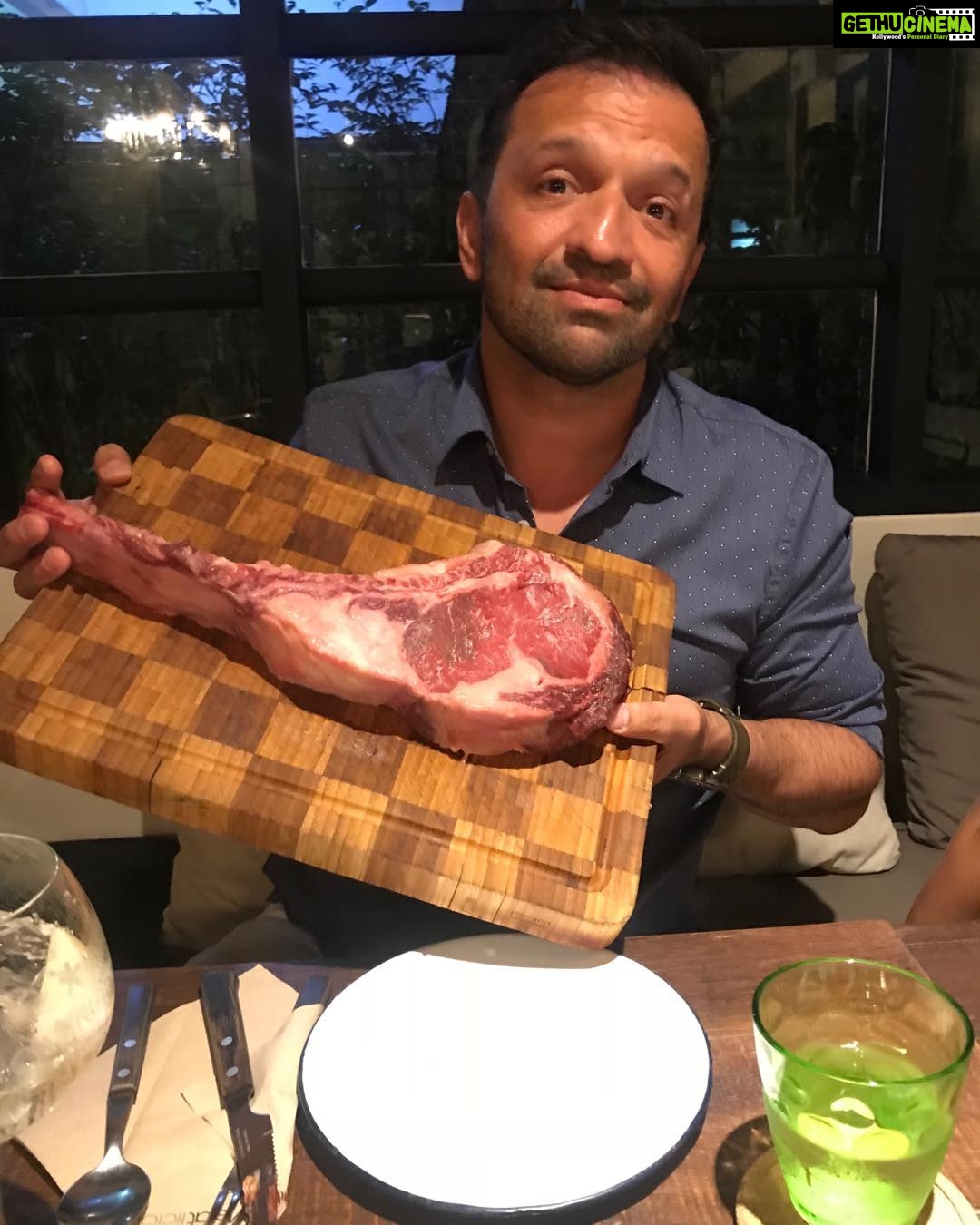 Rahul Bose Instagram - Celebrated photographer and producer @atulkasbekar also has a celebrity management agency, Bling Entertainment, that manages me. They really know how to extract their pound of flesh from their clients. I mean when I said I’d give my right arm to have them represent me...#thankgodiamlefthanded #beggingforarms #ararepieceofmeat