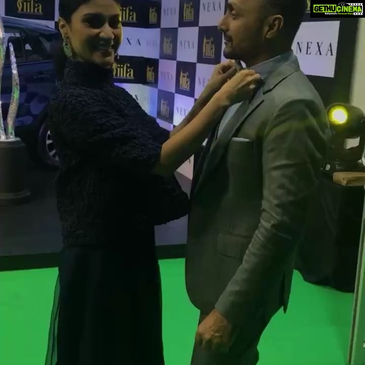 Rahul Bose Instagram - With the luminous @konkona who has found the secret key to making me dance like a marionette. At IIFA. In Bangkok. #bowtiebanter #IIFARocks #theweekendstartsearly