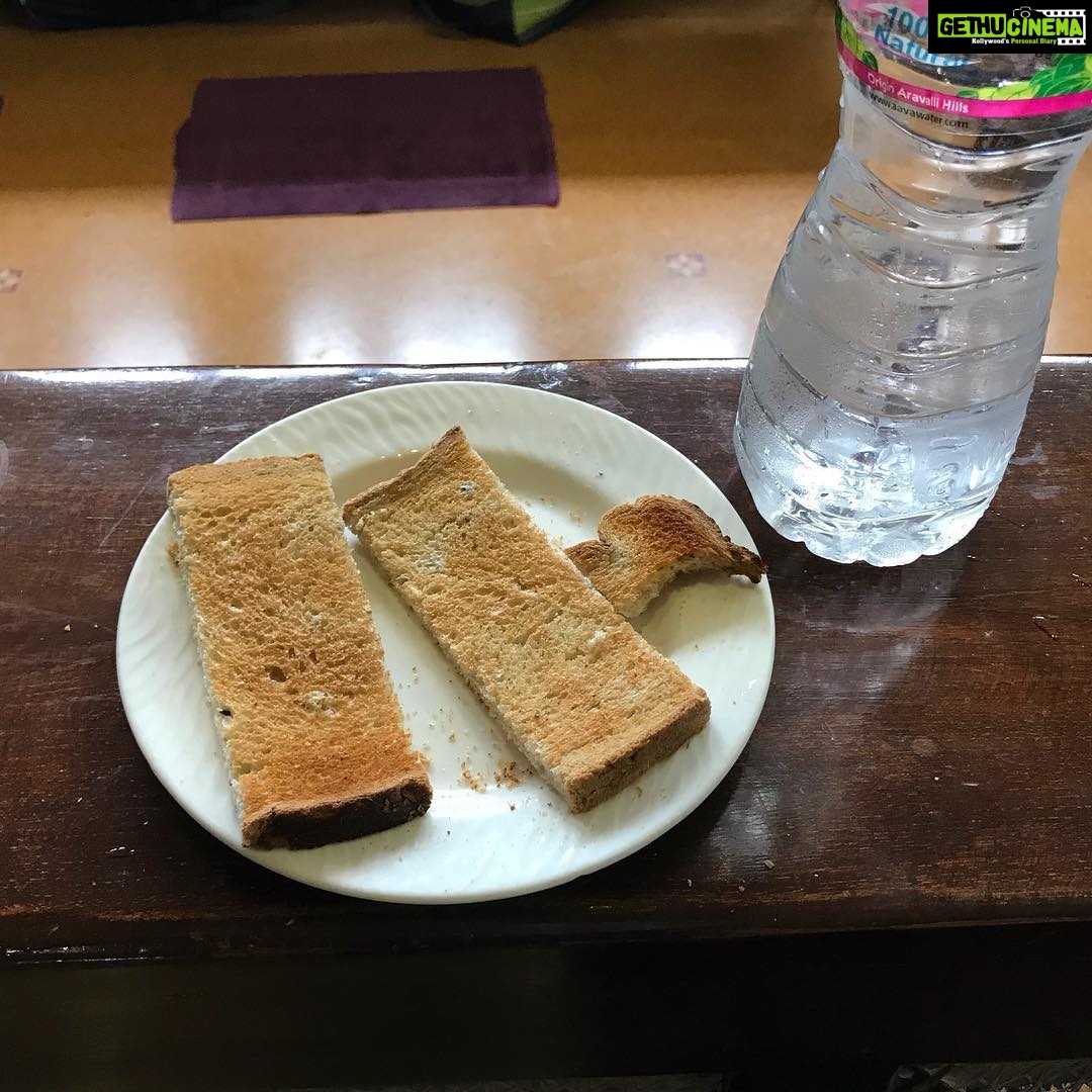 Rahul Bose Instagram - I’ve been keeping this locked in my heart all these years, but now it’s gotten so sad that I have to reach out for help. Yes, ladies and gentlemen, this is my lunch. I just can not afford anything else. I should have joined a filmi camp. #drytoastandwater #lunchforlosers #financialpenury #cryforhelp #mykingdomforsomebutter #cansomeonekillmynutritionist #vanityman