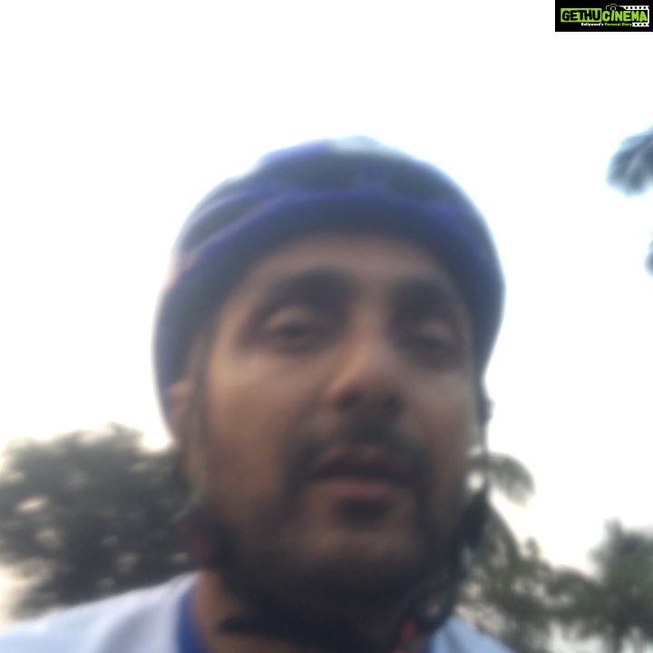 Rahul Bose Instagram - Cycling on #MarineDrive for the #cyclothon organised by @mpowerminds organisation, devoted to mental health. #StampOutStigma #itsoktosayyourenotok Thanks @neerjabirla and team for a wonderful morning! #greatwaystospendsundaymornings