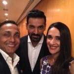 Rahul Bose Instagram - It really is getting pretty congested in the corridors of the Trident, Nariman Point. Never know who you'll bump into. @thejohnabraham @tarasharmasaluja #beautifulhumanspecimens #wouldgiveanyoneacomplex #baskinginreflectedbeauty