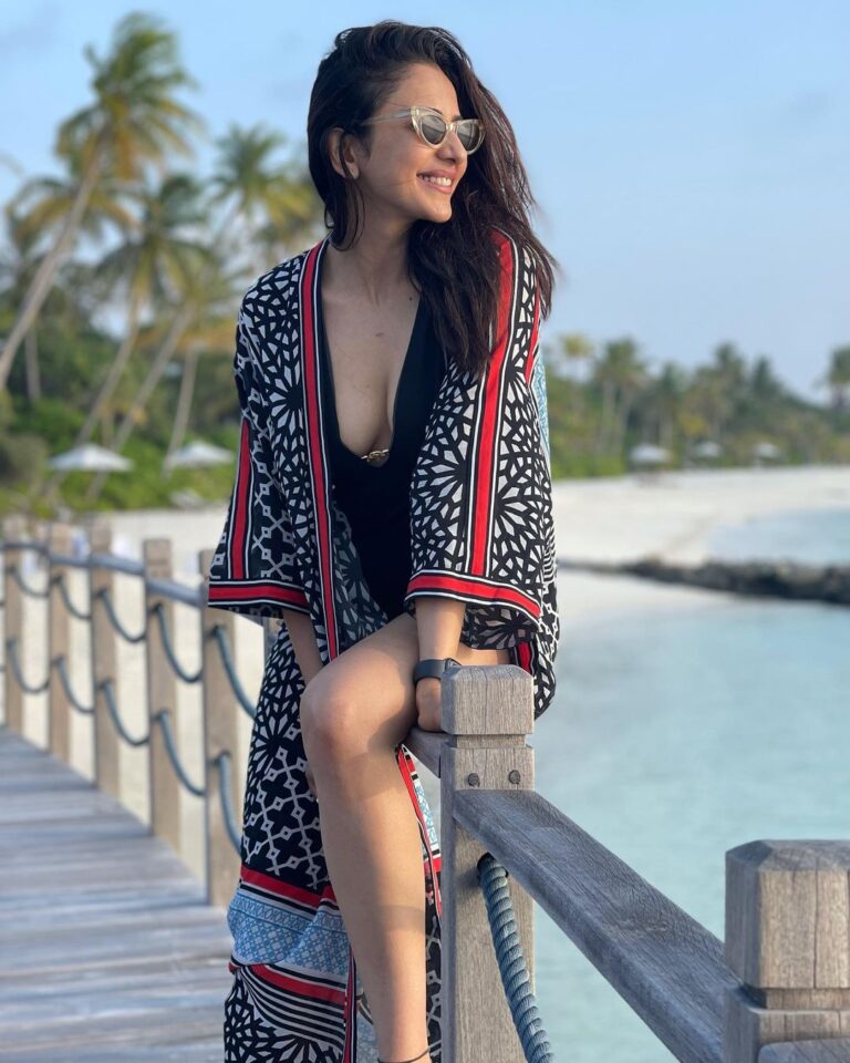 Rakul Preet Singh Instagram - Smile away !! It’s free therapy💕💕 #islandlife 🏝 JW Marriott Maldives Resort & Spa