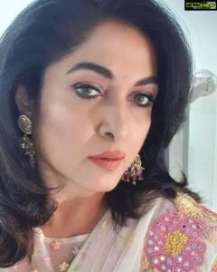 Ramya Krishnan Instagram - Happy weekend everyone 😊🤗❤🧡💛 #staysafeandhealthy