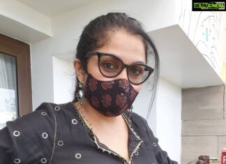 Ramya Krishnan Instagram - Wearing this comfortable aromatic #Vetivermask from @poornima_bhagyaraj thank uu😇 @poornimabhagyaraj