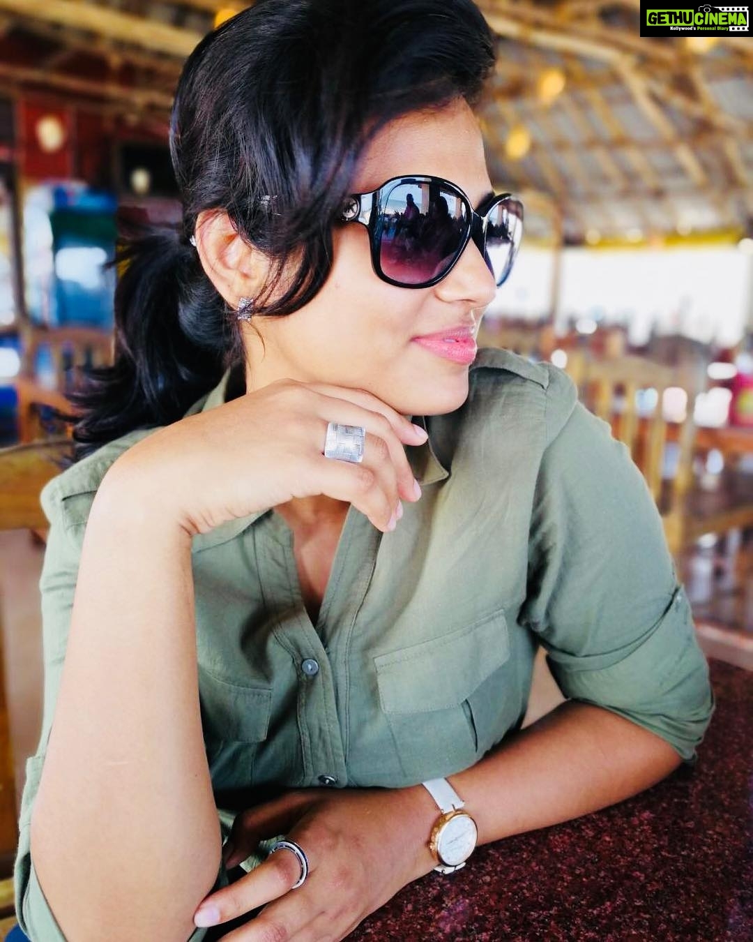 Ramya Pandian Instagram - Looks like a #chillout pic but it was hot 😜 #lunchtime #familytime #mahabalipuram PC @venkynani88888