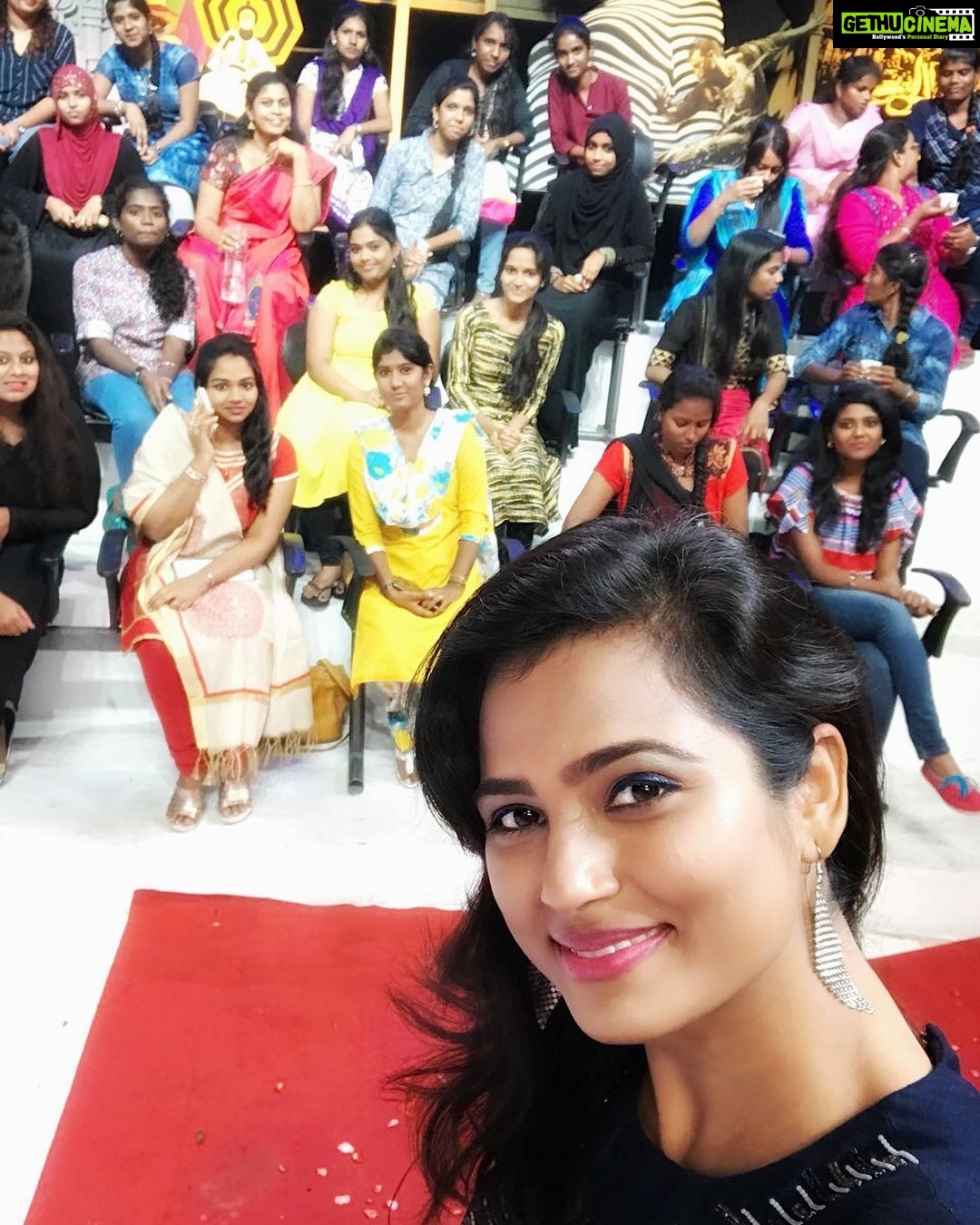 Ramya Pandian Instagram - #neeyanaana #talkshow by 12pm tomo (1/04/18) @vijaytelevision ☺️☺️ Costumes : @heena.lunawat_official Styling : @thestylingelement