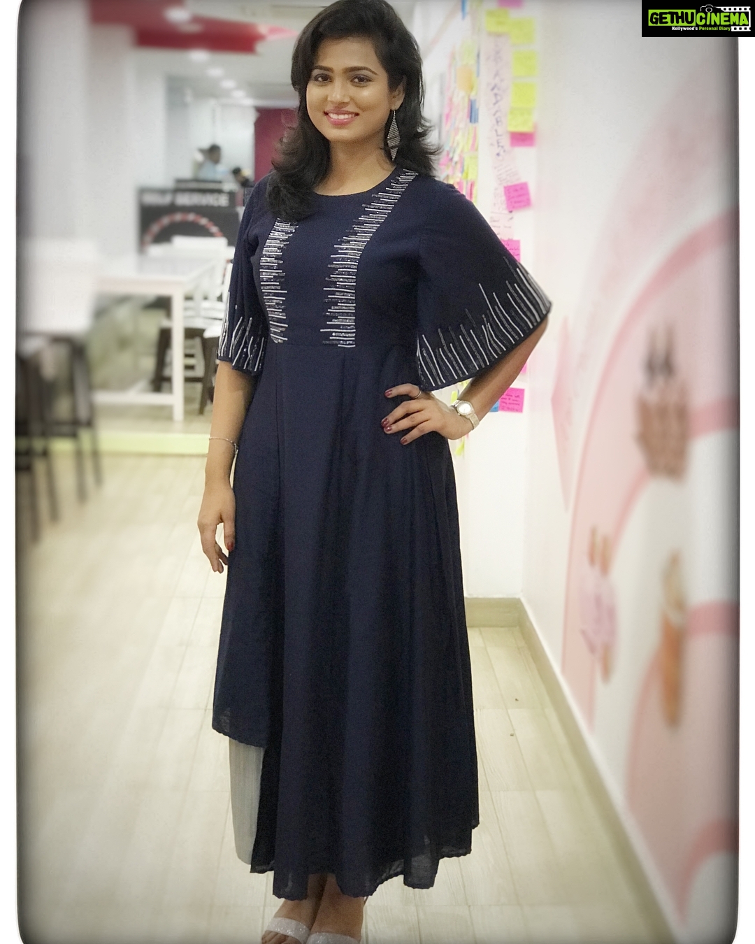 Ramya Pandian Instagram - It was different to be a part of a talk show #neeyanaana ☺️ Will be telecasted soon in @vijaytelevision Costumes : @heena.lunawat_official Styling : @thestylingelement Make up : @keerthipandian