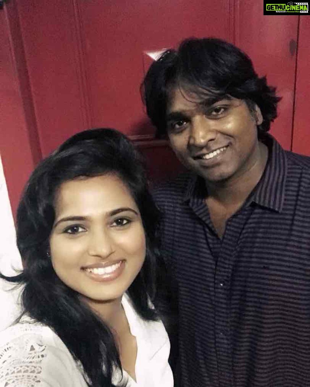 Ramya Pandian Instagram - Fan moment with @actorvijaysethupathi ππ»ππ» Met him along with #aandhevadhai team for the trailer launch βΊοΈ