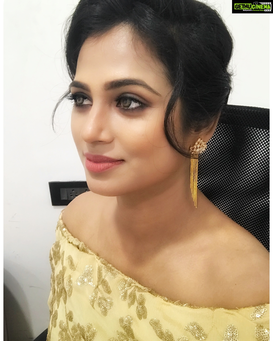 Ramya Pandian Instagram - #mayday special interview for #pudhuyugam channel Costume and styling : @heena.lunawat_official Make up and hair do : @vijiknr Accessories : @original_narayanapearls