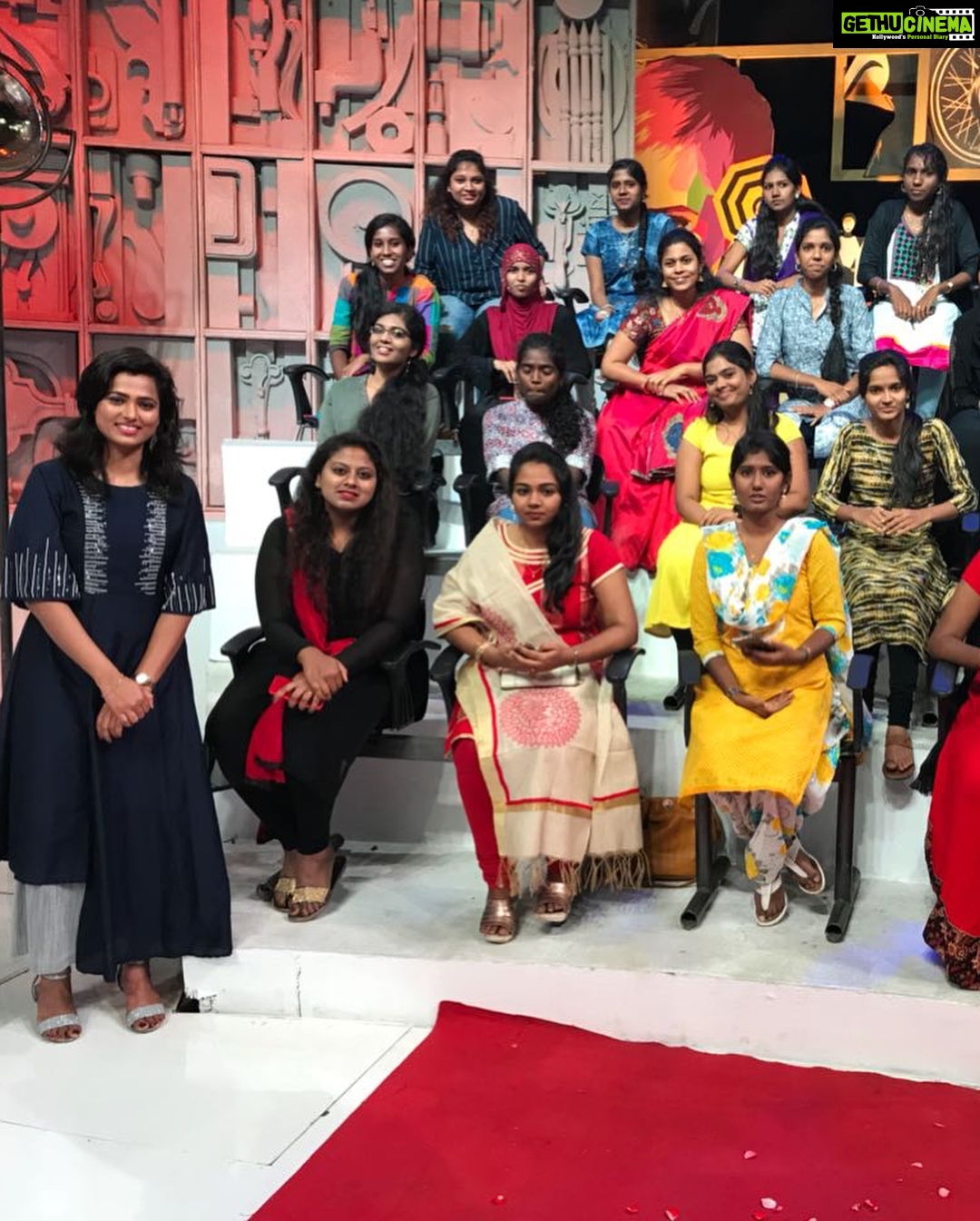 Ramya Pandian Instagram - #neeyanaana #talkshow by 12pm tomo (1/04/18) @vijaytelevision ☺️☺️ Costumes : @heena.lunawat_official Styling : @thestylingelement