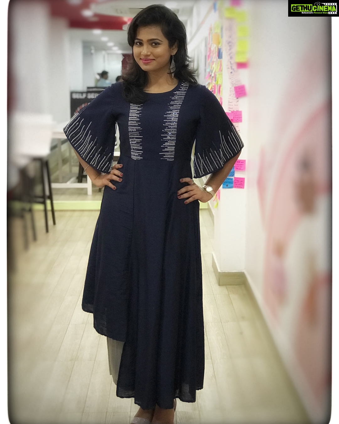 Ramya Pandian Instagram - It was different to be a part of a talk show #neeyanaana ☺️ Will be telecasted soon in @vijaytelevision Costumes : @heena.lunawat_official Styling : @thestylingelement Make up : @keerthipandian