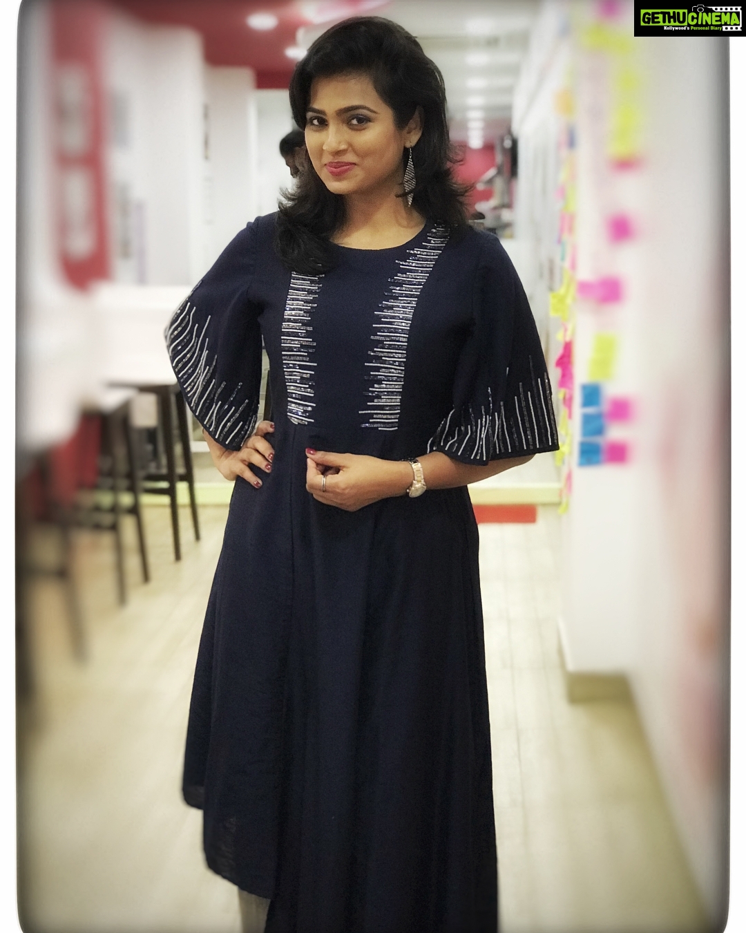Ramya Pandian Instagram - It was different to be a part of a talk show #neeyanaana ☺️ Will be telecasted soon in @vijaytelevision Costumes : @heena.lunawat_official Styling : @thestylingelement Make up : @keerthipandian