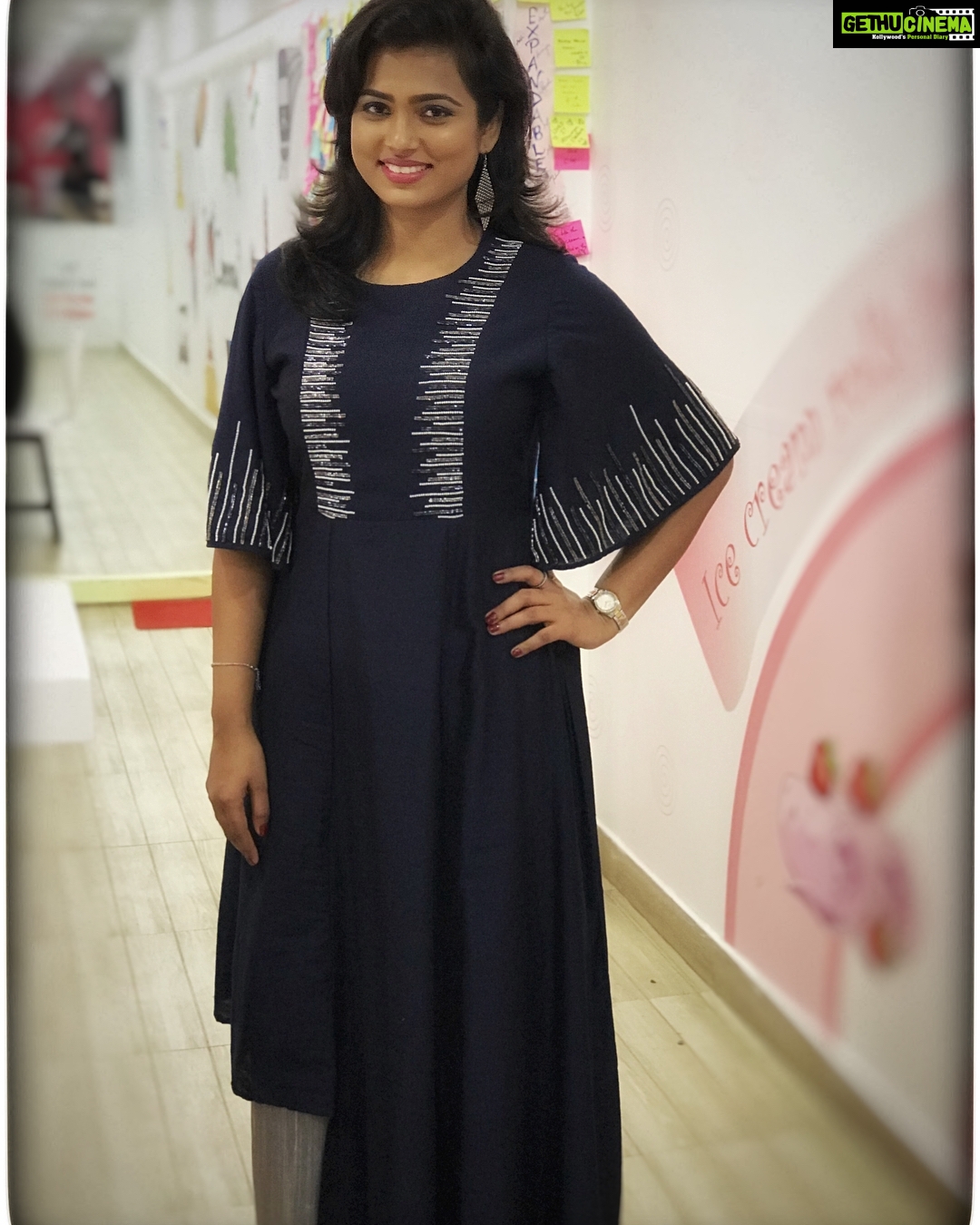 Ramya Pandian Instagram - It was different to be a part of a talk show #neeyanaana ☺️ Will be telecasted soon in @vijaytelevision Costumes : @heena.lunawat_official Styling : @thestylingelement Make up : @keerthipandian