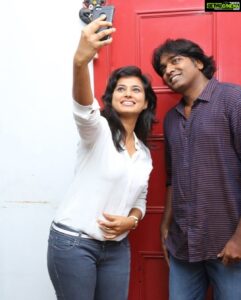 Ramya Pandian Instagram - Fan moment with @actorvijaysethupathi 💃🏻💃🏻 Met him along with #aandhevadhai team for the trailer launch ☺️
