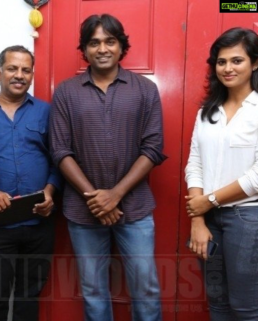 Ramya Pandian Instagram - Fan moment with @actorvijaysethupathi ππ»ππ» Met him along with #aandhevadhai team for the trailer launch βΊοΈ
