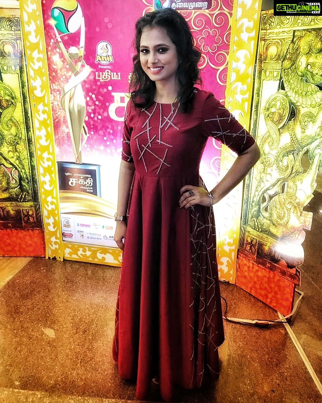 Ramya Pandian Instagram - Happy to be a part of #shakthiawards presented by #puthiyathalaimurai ... 6 wonderful and deserving women were honoured under different categories πππcongrats #womenpower #happywomensweek ππ» Costumes : @heena_lunawat @heena.lunawat_official Make up and hair do : @vijiknr Styling : @hymavathy09 @thestylingelement Accessories : @original_narayanapearls Chennai Trade Centre