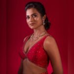 Ramya Pandian Instagram – REGAL ♥️

Outfit @magnoliaabyvaaniraghupathy 
Styling @vaaniraghupathyvivek 
Photography @waranyogesh_v 
Jewellery partner @kirtilalsonline 
Hair & Make up @salomirdiamond 

#ramyapandian