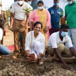 Ramya Pandian Instagram - As a tribute to Vivek sir, we've planted 59 saplings at SP office thiruvallur... He has been an inspiration to me and I promise to continue the legacy that he has left behind. He will live in our hearts always! Thank you @communitreeindia and thank you so much Aravindhan sir Superintendent of police Thiruvallur district 🙏🏻 Happy Earth day💚