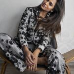 Ramya Pandian Instagram – “Starve your distractions
Feed your focus”

Outfit @suresh.menon 
Photography @anupamasindhia 
MUA @priyadharshini.makeupartist 

#ramyapandian