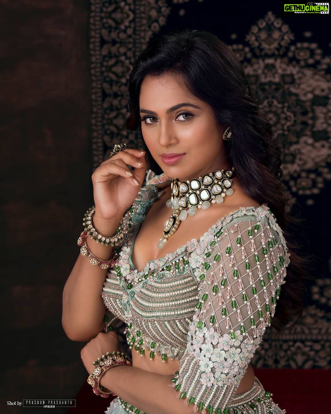 Ramya Pandian Instagram - "There is a queen in every woman" Photography @prachuprashanth Stylist @thoorigaikabilan Designer @zarigaibygitanjaliofficial Makeup @makeupibrahim Hair stylist @vijayaraghavan_hairstylist3133 Hair assistant @yasinhairstylist Jewels @jcsjewelcreations #ramyapandian