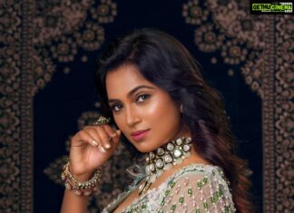 Ramya Pandian Instagram - "There is a queen in every woman" Photography @prachuprashanth Stylist @thoorigaikabilan Designer @zarigaibygitanjaliofficial Makeup @makeupibrahim Hair stylist @vijayaraghavan_hairstylist3133 Hair assistant @yasinhairstylist Jewels @jcsjewelcreations #ramyapandian