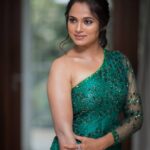 Ramya Pandian Instagram - Costumes @sidneysladen Photography @camerasenthil Edited by @surenstudiomyth MUA @priyadharshini.makeupartist Hair stylist @mani_hairstylist Accessories @original_narayanapearls #ramyapandian