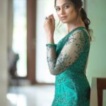 Ramya Pandian Instagram – Mermaid gown by @sidneysladen for Vijay tele awards 😍

Photography @camerasenthil 
Edited by @surenstudiomyth 
Make up @priyadharshini.makeupartist 
Hair stylist @mani_hairstylist 
Accessories @original_narayanapearls

#ramyapandian 
#vijaytelevision