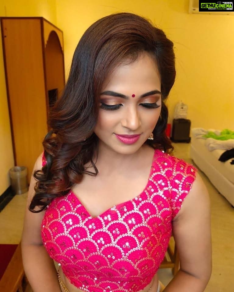 Ramya Pandian Instagram - When all set for #rakitarakitarakita #throwback #biggbosstamil4 MUA @priyadharshini.makeupartist Hair stylist @mani_hairstylist #ramyapandian