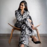 Ramya Pandian Instagram - "Starve your distractions Feed your focus" Outfit @suresh.menon Photography @anupamasindhia MUA @priyadharshini.makeupartist #ramyapandian