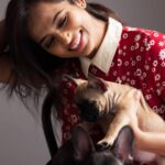 Ramya Pandian Instagram - Much love to @cocochanelthefrenchies ❤😘 Photography @anupamasindhia MUA @priyadharshini.makeupartist #chanel #coco #lovelies #petlove #frenchbulldog