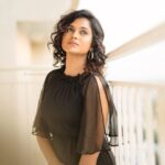 Ramya Pandian Instagram - Dear weather, don't be so cool and romantic 😉 Photography @v.s.anandhakrishna Make up @priyadharshini.makeupartist Hair stylist @mani_stylist_ Stylist @anupamasindhia #ramyapandian