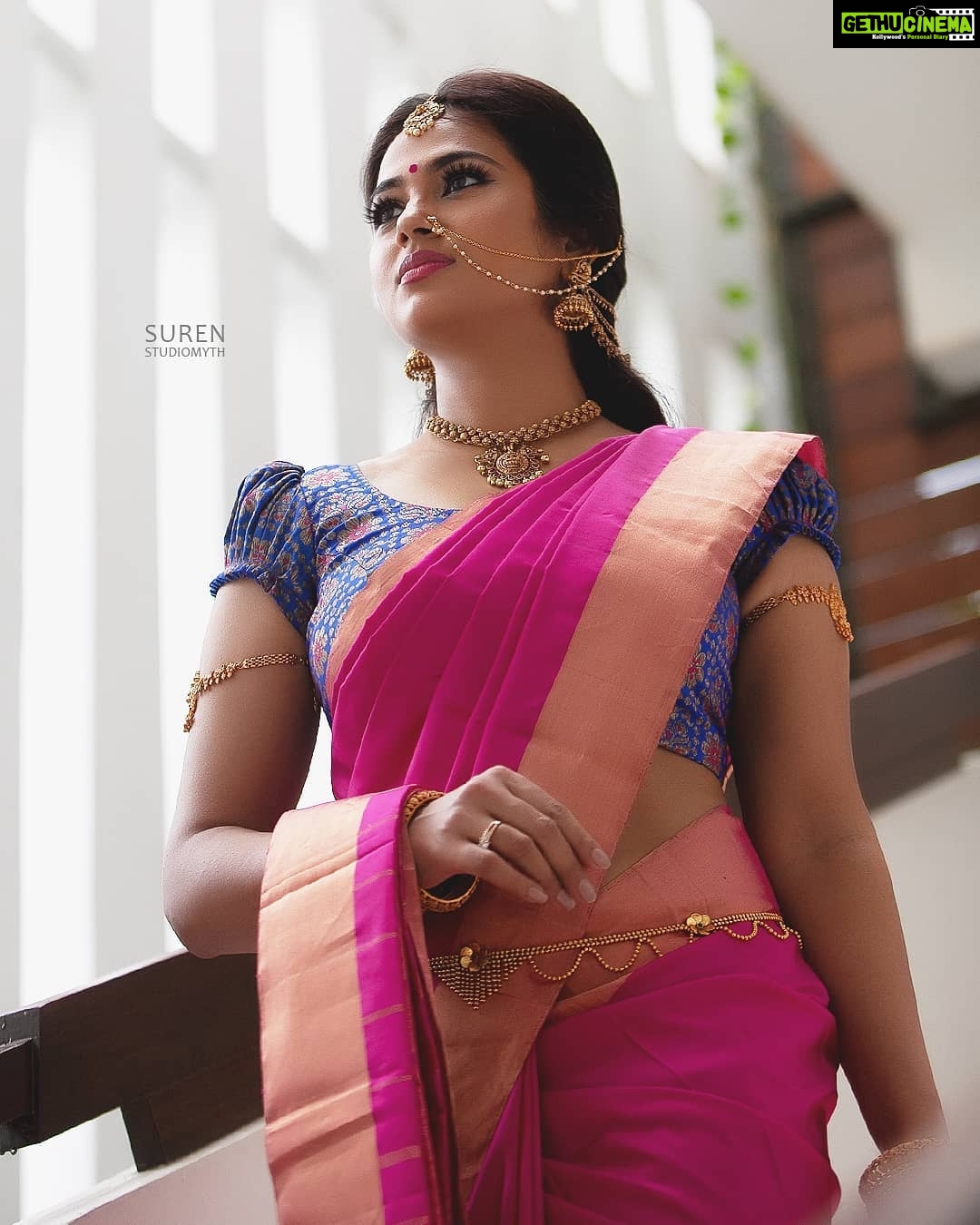 Ramya Pandian Instagram - Happy Vinayaga Chathurthy🙏🏻 Photography @suren_studiomyth Saree @thesstudioclothing Blouse and styling @sundari_designer Make up @priyadharshini.makeupartist Hair stylist @nazia_hair_and_makeup Jewellery @original_narayanapearls #kalakapovadhuyaru #VijayTelevision #ramyapandian West Mambalam, Tamil Nadu, India