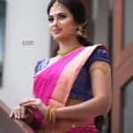 Ramya Pandian Instagram - #devasena look for #kalakapovadhuyaru Photography @suren_studiomyth Saree @thesstudioclothing Make up @priyadharshini.makeupartist Hair stylist @nazia_hair_and_makeup Jewellery @original_narayanapearls Blouse & styling @sundari_designer #ramyapandian