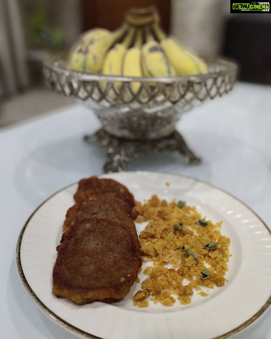 Ramya Pandian Instagram - Yummy banana pancakes 😋 4 bananas,half ball jaggery,1 cup wheat flour, quarter cup rice flour with a pinch of salt, quarter spoon cooking soda( if needed)....mix all the above well and shallow fry in ghee... #quarantinecooking