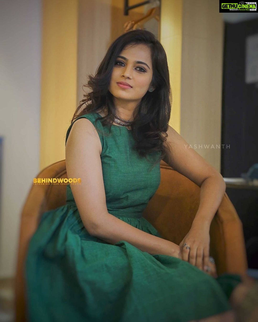 Ramya Pandian Instagram - #laughandbitewithramyapandian @behindwoodsofficial Photography @i_m_yashwanth Costumes @ddcouture.in Styling @anupamasindhia MUA @priyadharshini.makeupartist Accessories @original_narayanapearls #ramyapandian