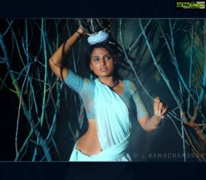 Ramya Pandian Instagram - A dusky village woman in the woods... Photography @lramachandran Creative director @vijayabalajijayaraman Costumes @label_ts_official Stylist @sundari_designer Drapes @pansyraja MUA @priyadharshini.makeupartist Hair stylist @nazia_hair_and_makeup Jewellery @original_narayanapearls Bts @shakes.rover Edit @arul_e_siddharth #ramyapandian #dusky #photoshoot #themephotography