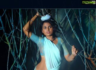Ramya Pandian Instagram - A dusky village woman in the woods... Photography @lramachandran Creative director @vijayabalajijayaraman Costumes @label_ts_official Stylist @sundari_designer Drapes @pansyraja MUA @priyadharshini.makeupartist Hair stylist @nazia_hair_and_makeup Jewellery @original_narayanapearls Bts @shakes.rover Edit @arul_e_siddharth #ramyapandian #dusky #photoshoot #themephotography