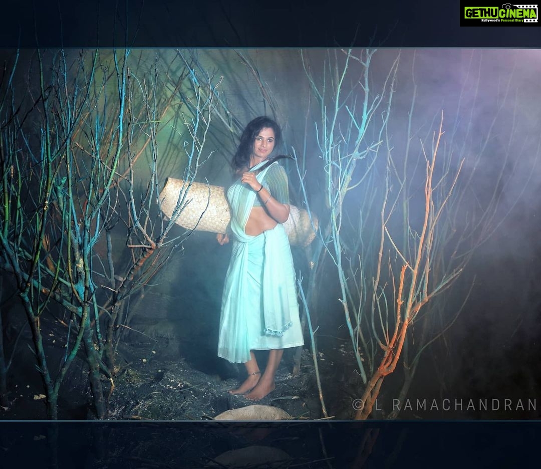Ramya Pandian Instagram - A dusky village woman in the woods... Photography @lramachandran Creative director @vijayabalajijayaraman Costumes @label_ts_official Stylist @sundari_designer Drapes @pansyraja MUA @priyadharshini.makeupartist Hair stylist @nazia_hair_and_makeup Jewellery @original_narayanapearls Bts @shakes.rover Edit @arul_e_siddharth #ramyapandian #dusky #photoshoot #themephotography
