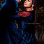 Ramya Pandian Instagram - Photography @shadowsphotographyy @ajay_shadowsphotography Costumes @duta_couture MUA @priyadharshini.makeupartist Accessories @original_narayanapearls