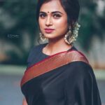 Ramya Pandian Instagram – #sareelove 🖤

Photography @stark_creativestudios 
MUA @priyadharshini.makeupartist 
Hair stylist @nazia_hair_and_makeup 
Blouse @knotweddinghouse 
Drapes @nazia_hair_and_makeup 
Earrings @original_narayanapearls 
#ramyapandian