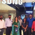 Ramya Pandian Instagram - Happy launching #samsungnote10lite at Samsung store @marinamallchennai Happy me and happy customers 😄 @balaji.ramachandran @samsungindia Costumes @thisadesignstudio Earrings @original_narayanapearls #ramyapandian