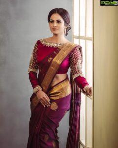 Ramya Pandian Instagram - Photography @parvathamsuhasphotography Makeup @priyadharshini.makeupartist Hair stylist @mani_hairstylist Saree @bollinenisilks Drapes @maha_mahe_bridal Blouse @ishithaa_design_house Earings @original_narayanapearls #ramyapandian