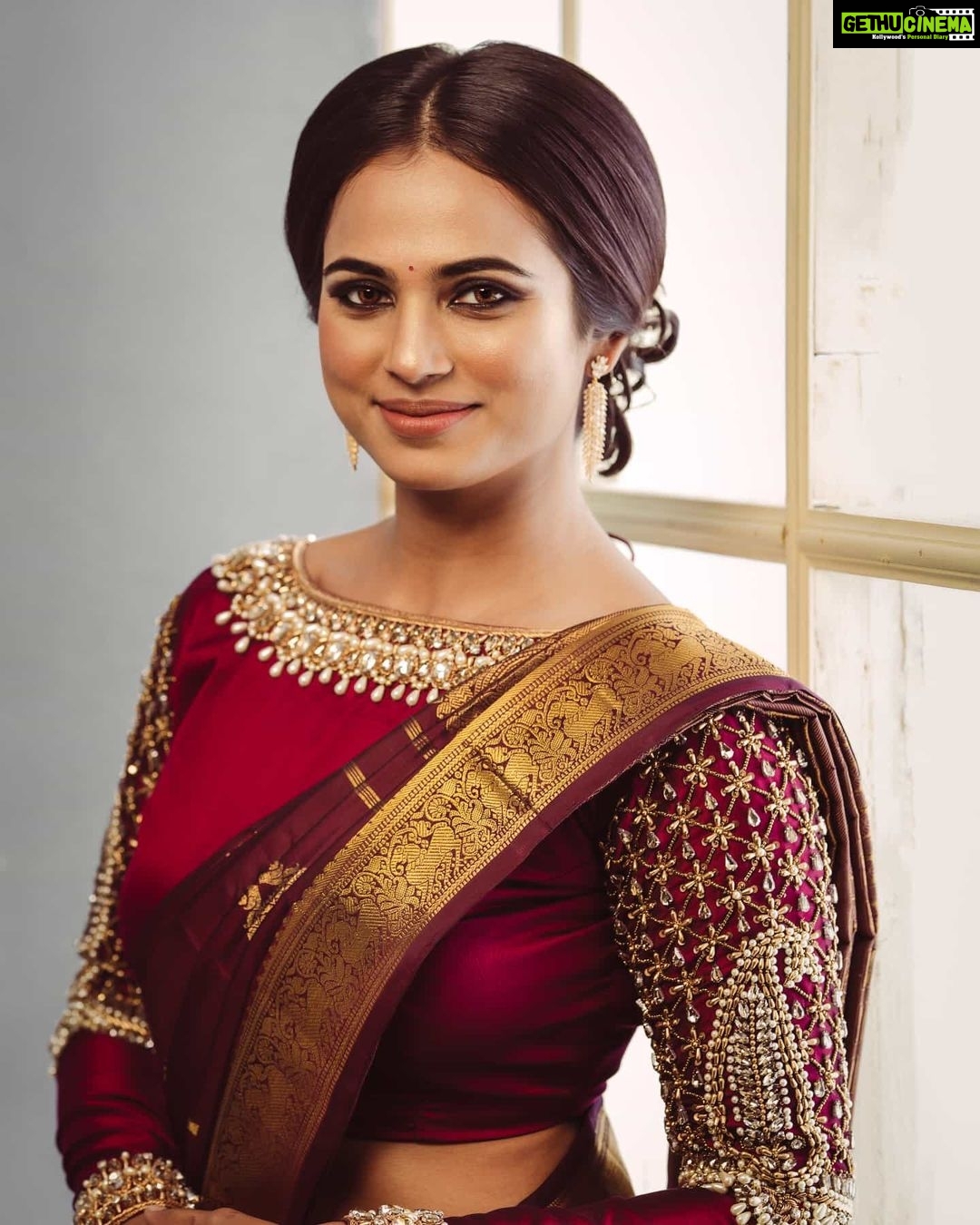 Ramya Pandian Instagram - Photography @parvathamsuhasphotography Makeup @priyadharshini.makeupartist Hair stylist @mani_hairstylist Saree @bollinenisilks Drapes @maha_mahe_bridal Blouse @ishithaa_design_house Earings @original_narayanapearls #ramyapandian