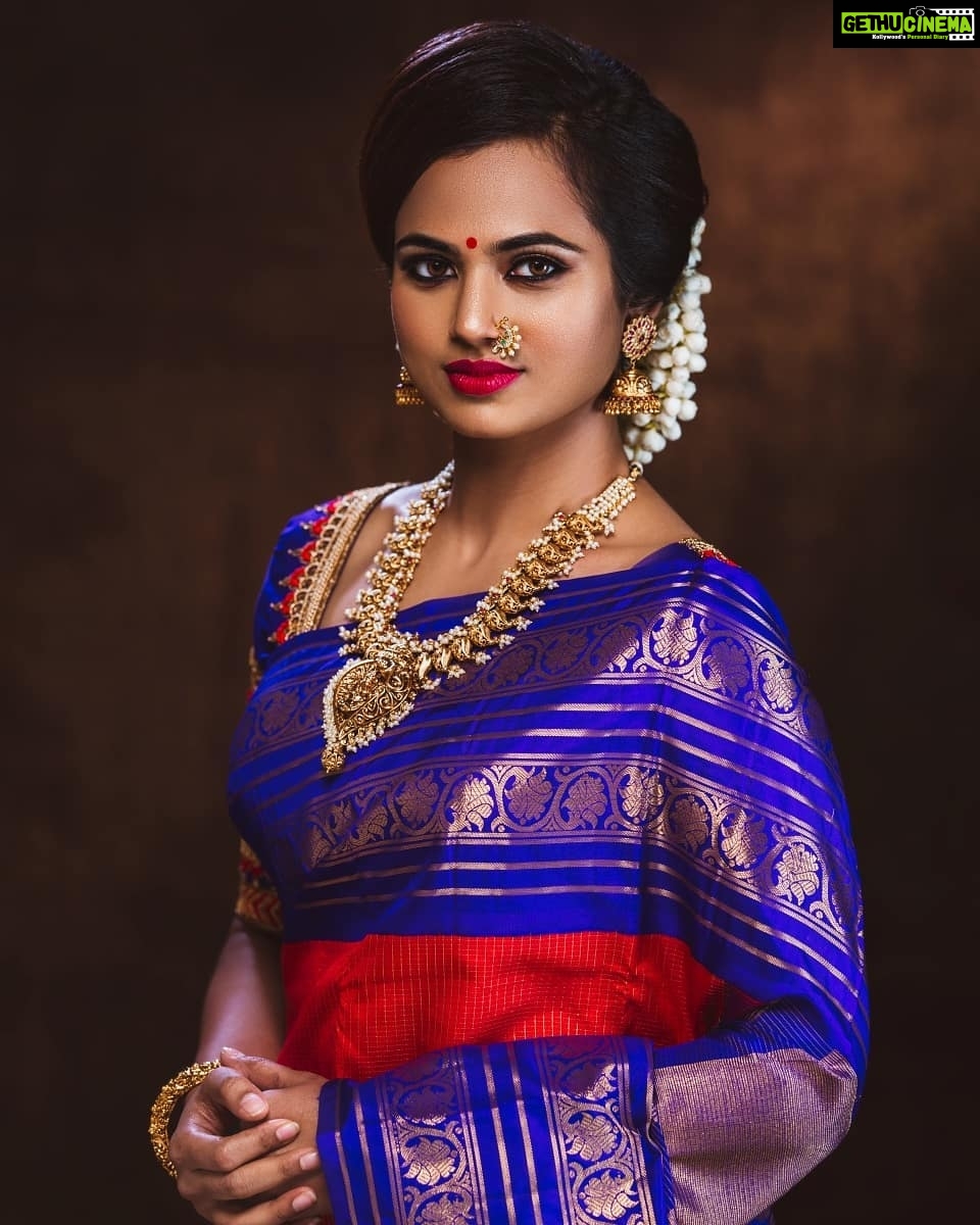 Ramya Pandian Instagram - தங்களுக்கும் தங்கள் குடும்பத்தினருக்கும் இனிய பொங்கல் மற்றும் தமிழர் திருநாள் நல்வாழ்த்துக்கள் 🙏🏻🎑🎋 Photography @parvathamsuhasphotography Makeup @priyadharshini.makeupartist Hair stylist @mani_hairstylist Saree @bollinenisilks Drapes @maha_mahe_bridal Blouse @ishithaa_design_house Jewels @sree_exotic_silver_jewelleries #happypongal #ramyapandian