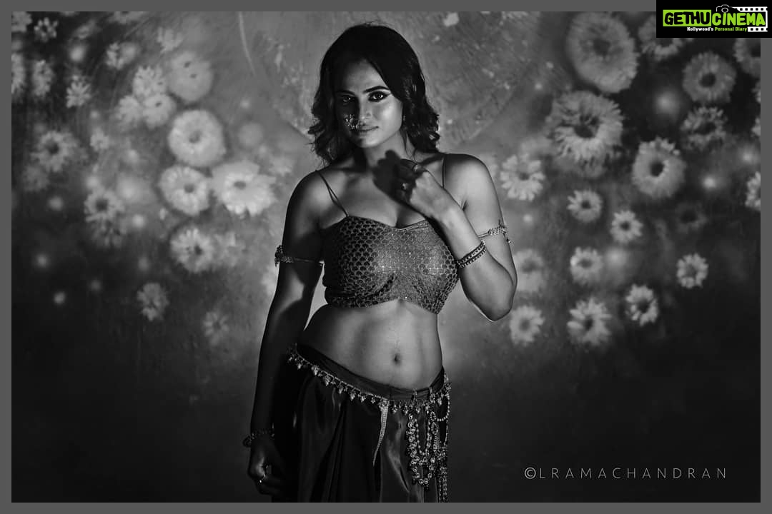 Ramya Pandian Instagram - "It is confidence in our bodies,minds and spirits that allows us to keep looking for new adventures" . . Photography @lramachandran Creative director @vijayabalajijayaraman Outfits @label_ts_official Stylist @sundari_designer Jewellery @original_narayanapearls Makeup Artist @priyadharshini.makeupartist Hairstyling @nazia_hair_and_makeup Bts @shakes.rover More yet to come π #ramyapandian