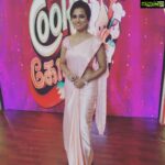 Ramya Pandian Instagram - #CookWithComali saturday and sunday 8 pm @vijaytelevision Saree @krystal__fashions Blouse @mabia_mb MUA @priyadharshini.makeupartist Hair stylist @nazia_hair_and_makeup #VijayTelevision #realityshow #CookWithComali #funshow #ramyapandian