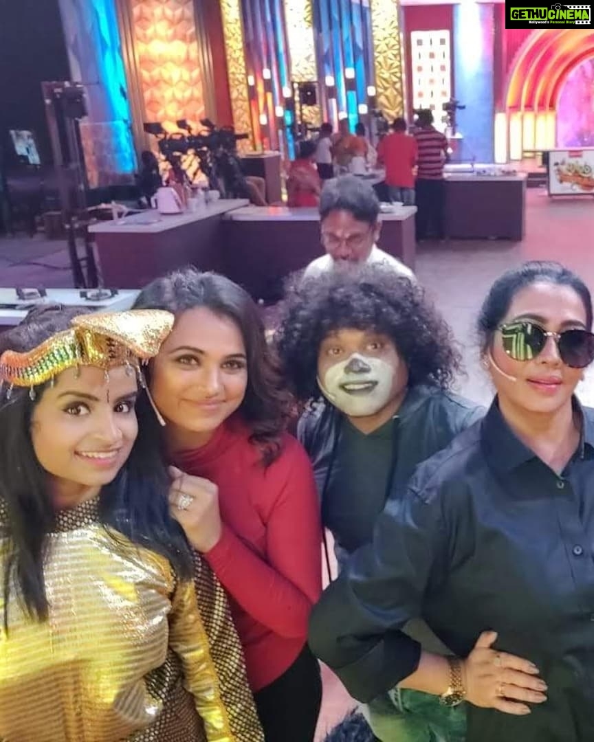 Ramya Pandian Instagram - #CookWithComali - a funfilled reality show Tonite and tomo 8pm @vijaytelevision #dontmissit